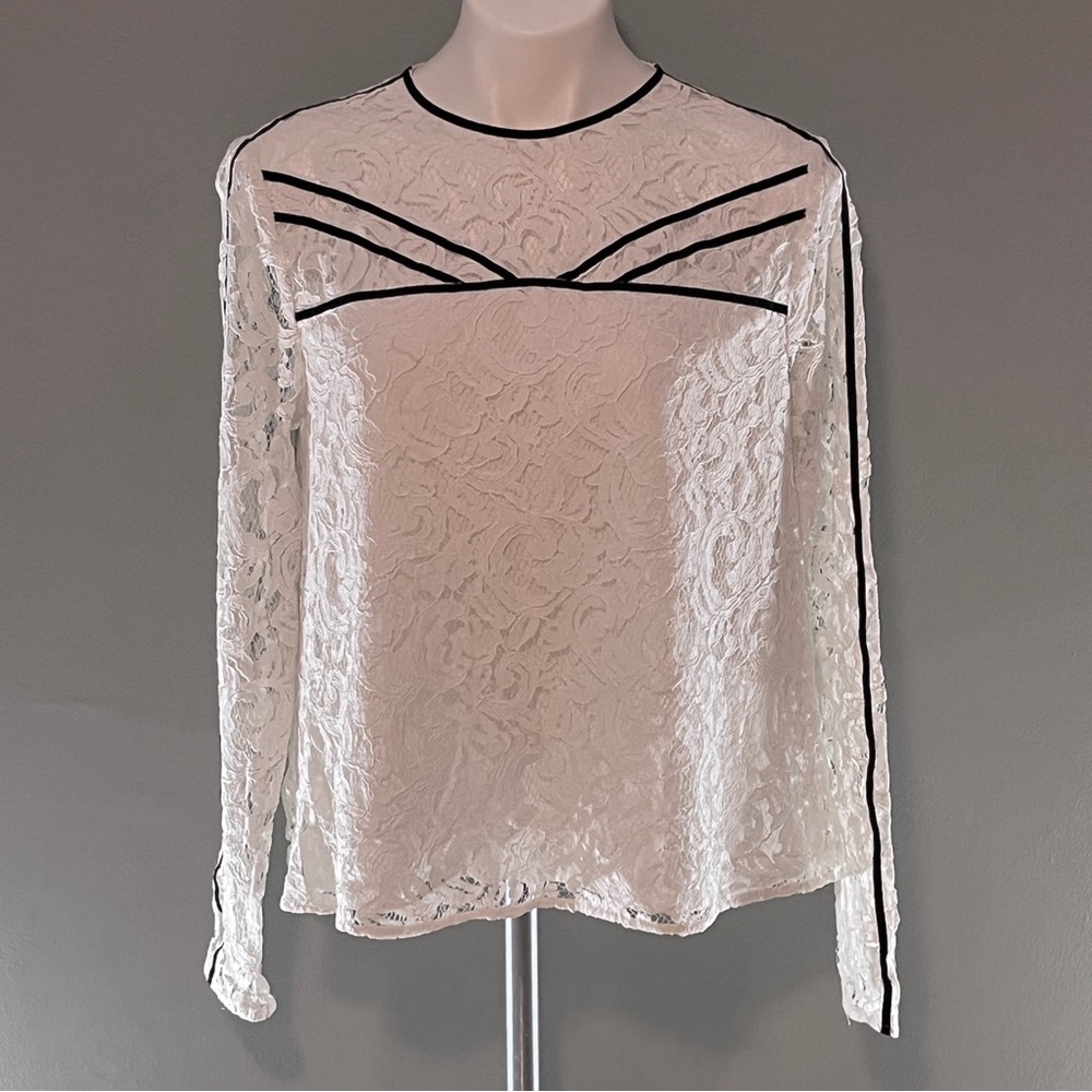 Women’s Guess size medium long sleeve modern top